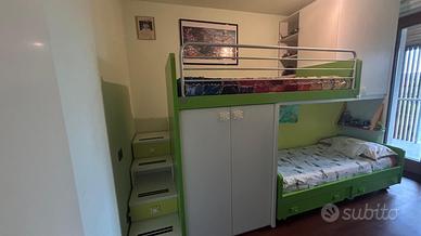 Cameretta per bambini con struttura a ponte