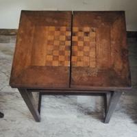 tavolino con scacchiera