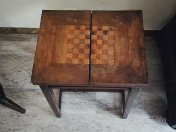 tavolino con scacchiera