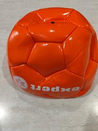 Pallone da calcio arancione
