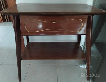 Mobiletto vintage con giradischi usato