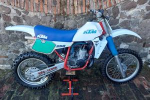 Ktm CROSS 250 1985 DA VETRINA