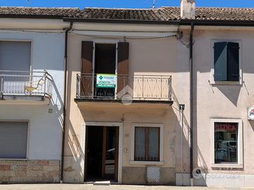 VILLA A SCHIERA A CAPRINO VERONESE