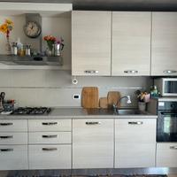 Cucina moderna completa di elettrodomestici