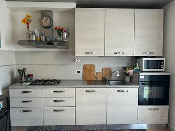 Cucina moderna completa di elettrodomestici