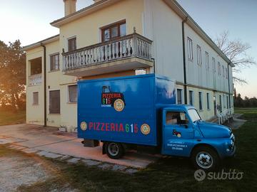 FIAT 616 del 1967 adibito a pizzeria con forno