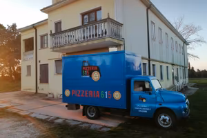 FIAT 616 del 1967 adibito a pizzeria con forno