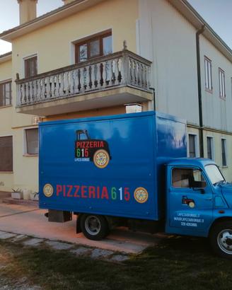 FIAT 616 del 1967 adibito a pizzeria con forno