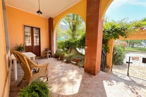 Quadrivano Semi-Indipendente con Ampio Cortile