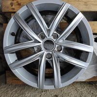 Cerchione in lega originale VW Golf 7 danneggiato