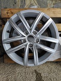 Cerchione in lega originale VW Golf 7 danneggiato