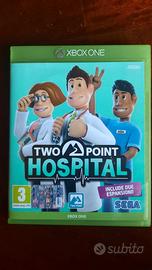 Two Point Hospital Xbox One - Sega PERFETTO