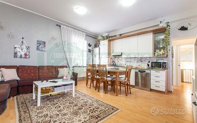 3 LOCALI CON DOPPI SERVIZI IN ZONA CENTRALE