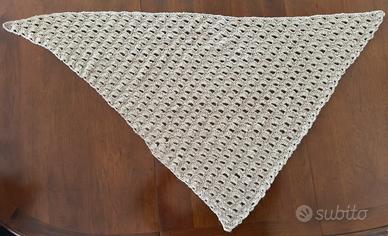 Scialle triangolare fatto a mano con uncinetto