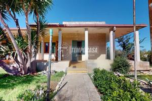 Villa singola di 5 vani con 1900 mq di giardino, l