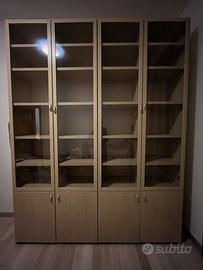 Libreria scrivania e sedia