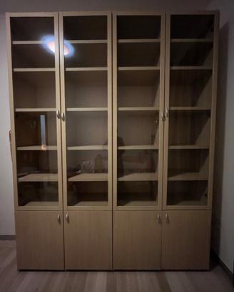 Libreria scrivania e sedia