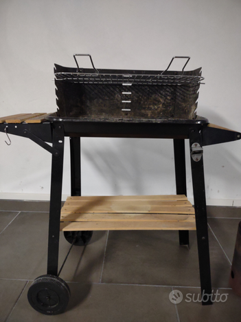 Usato, Barbecue a carbonella in acciaio con accenditore usato  Novara