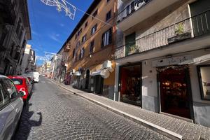 NEGOZIO A ALBANO LAZIALE