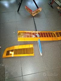 Aliante RC vintage in balsa con coda a V