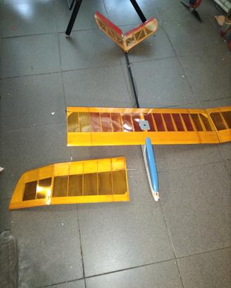 Aliante RC vintage in balsa con coda a V