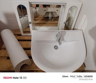 Armadietto bagno e lavandino 