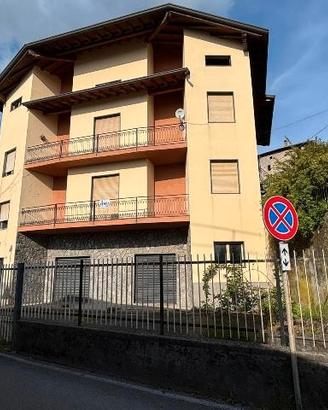 Casa indipendente con 2 unità abitative, 2 box