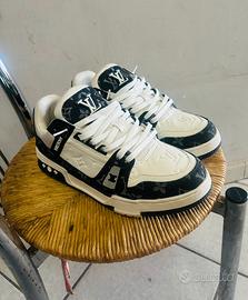 Sneakers bianche e nere