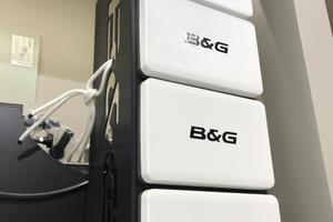 B&G Staffa albero 4 moduli + 4 Display 20/20 HV