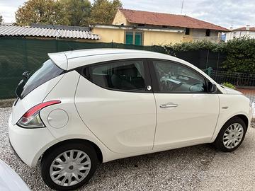 Lancia y