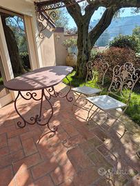 tavolo con sedie in ferro