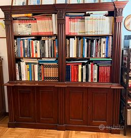 Coppia di librerie in legno massello con capitelli