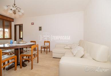 Porzione di casa con giardino e doppio garage a B