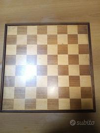 scaccheria medievale in legno