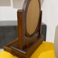 Specchiera da tavolo in legno con cassetto.