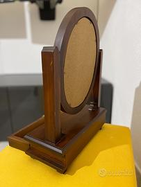 Specchiera da tavolo in legno con cassetto.