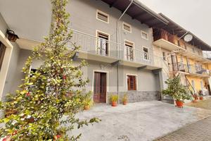 CASA SEMINDIPENDENTE CON BOX E TERRENO