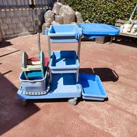 carrello pulizie con due secchi e strizzatore 