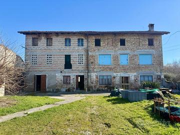 Casa colonica indipendente immersa nel verde