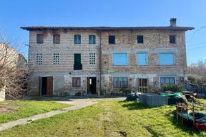Casa colonica indipendente immersa nel verde