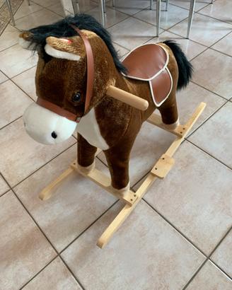 Cavallino a dondolo in peluches