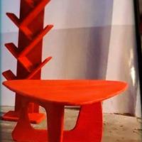 tavolino sagomato e libreria verticale 