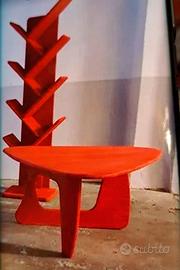 tavolino sagomato e libreria verticale 