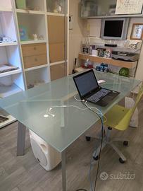 Studio con scrivania, sedia e due pareti attrezzat