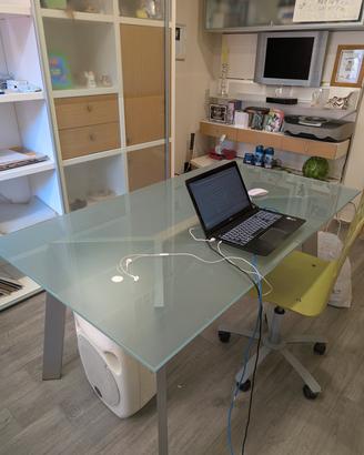 Studio con scrivania, sedia e due pareti attrezzat