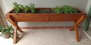 Fioriera rialzata in legno