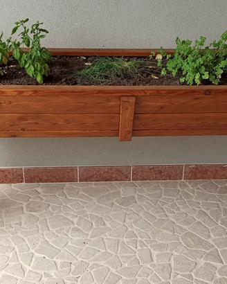 Fioriera rialzata in legno