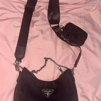 Borsa stile Prada nera con tracolla e pouch