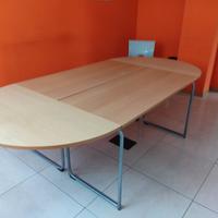 Tavolo ovale color faggio Ikea.