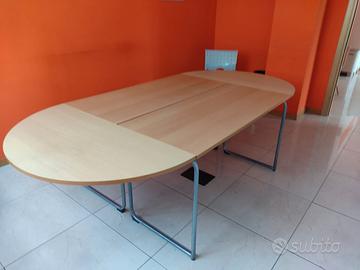 Tavolo ovale color faggio Ikea.